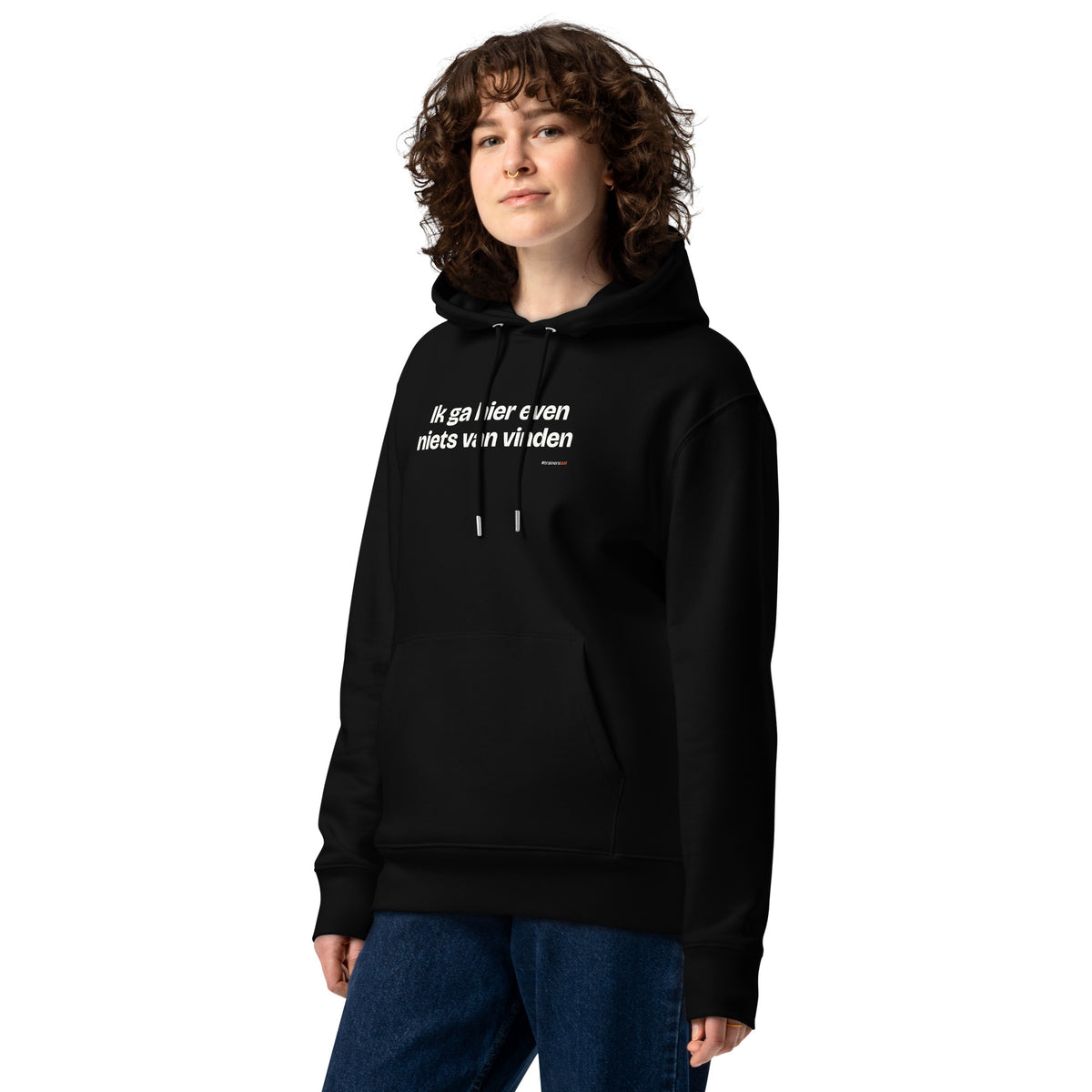 Ik ga hier even niets van vinden – hoodie zwart, gedragen door een vrouw