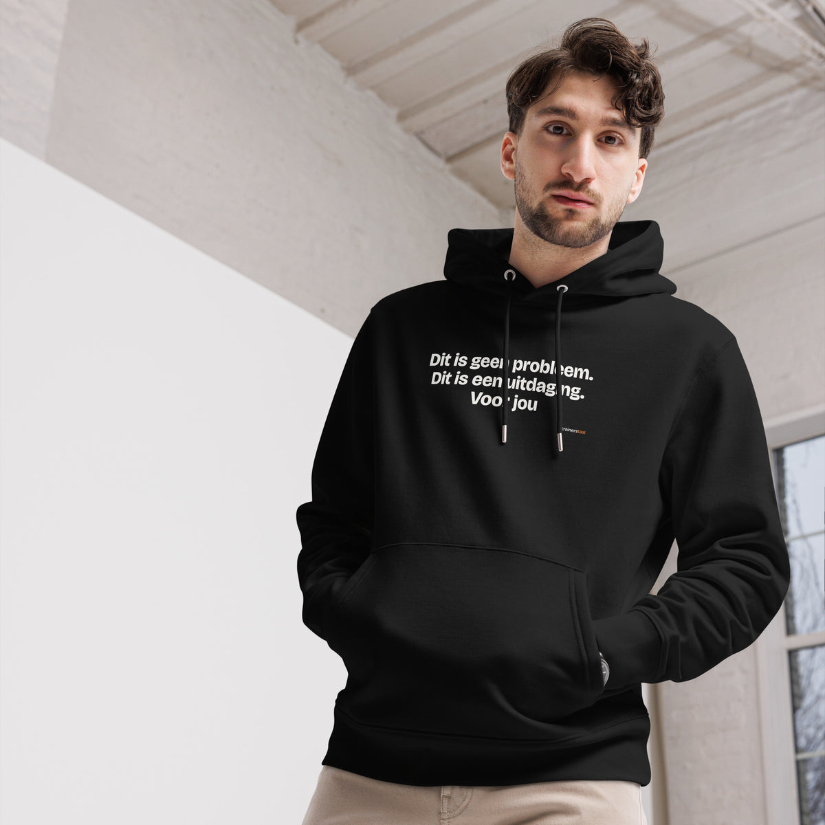 Dit is geen probleem. Dit is een uitdaging. Voor jou – hoodie zwart, gedragen door een man