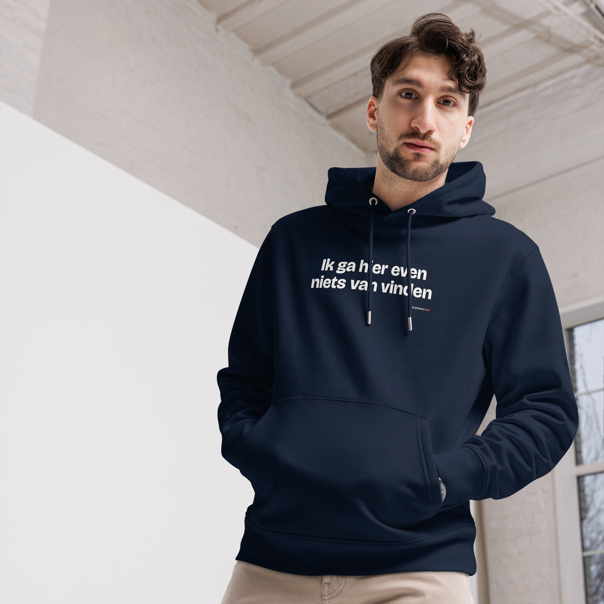 Ik ga hier even niets van vinden – hoodie navy, gedragen door een man