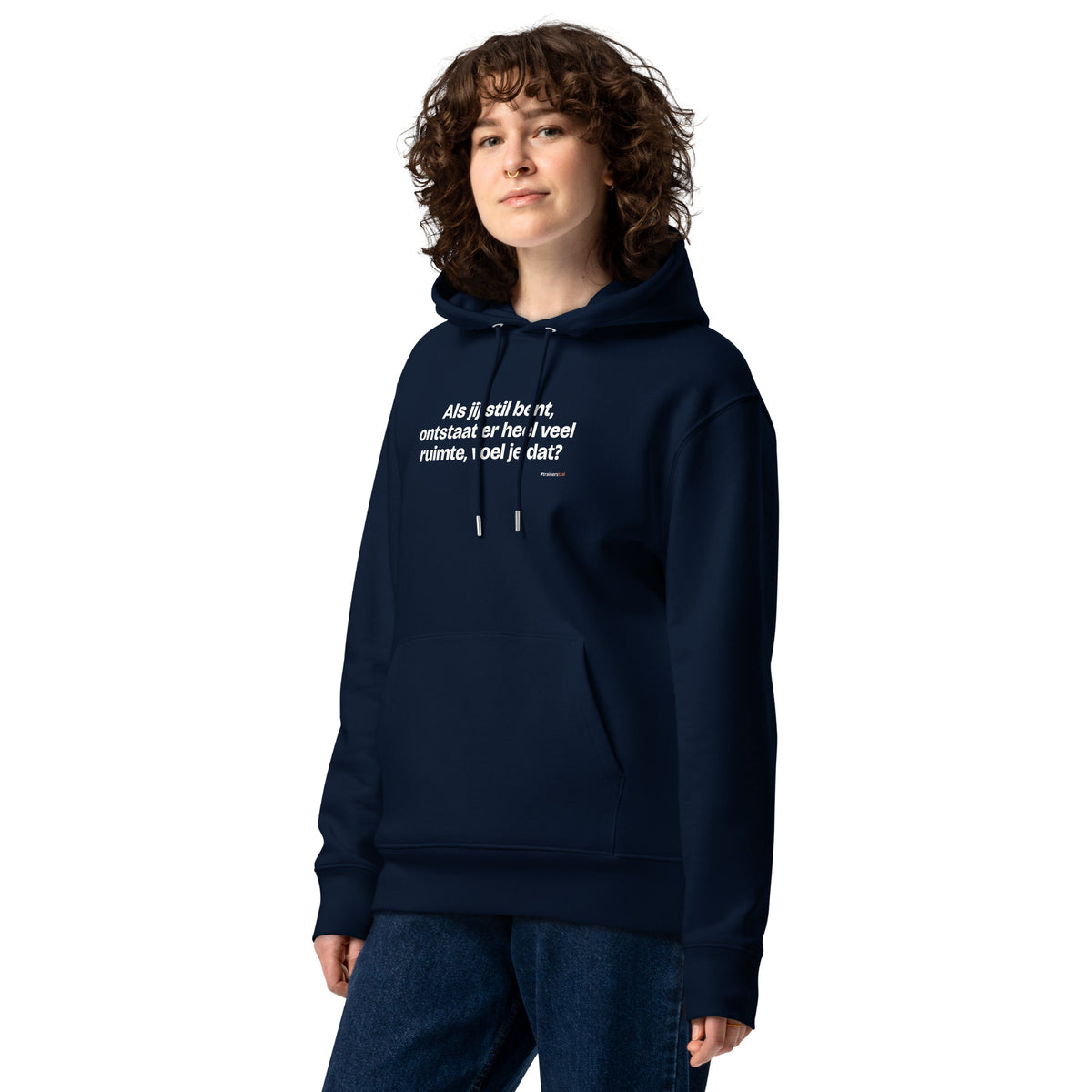 Als jij stil bent, ontstaat er heel veel ruimte, voel je dat? – hoodie navy, gedragen door een vrouw