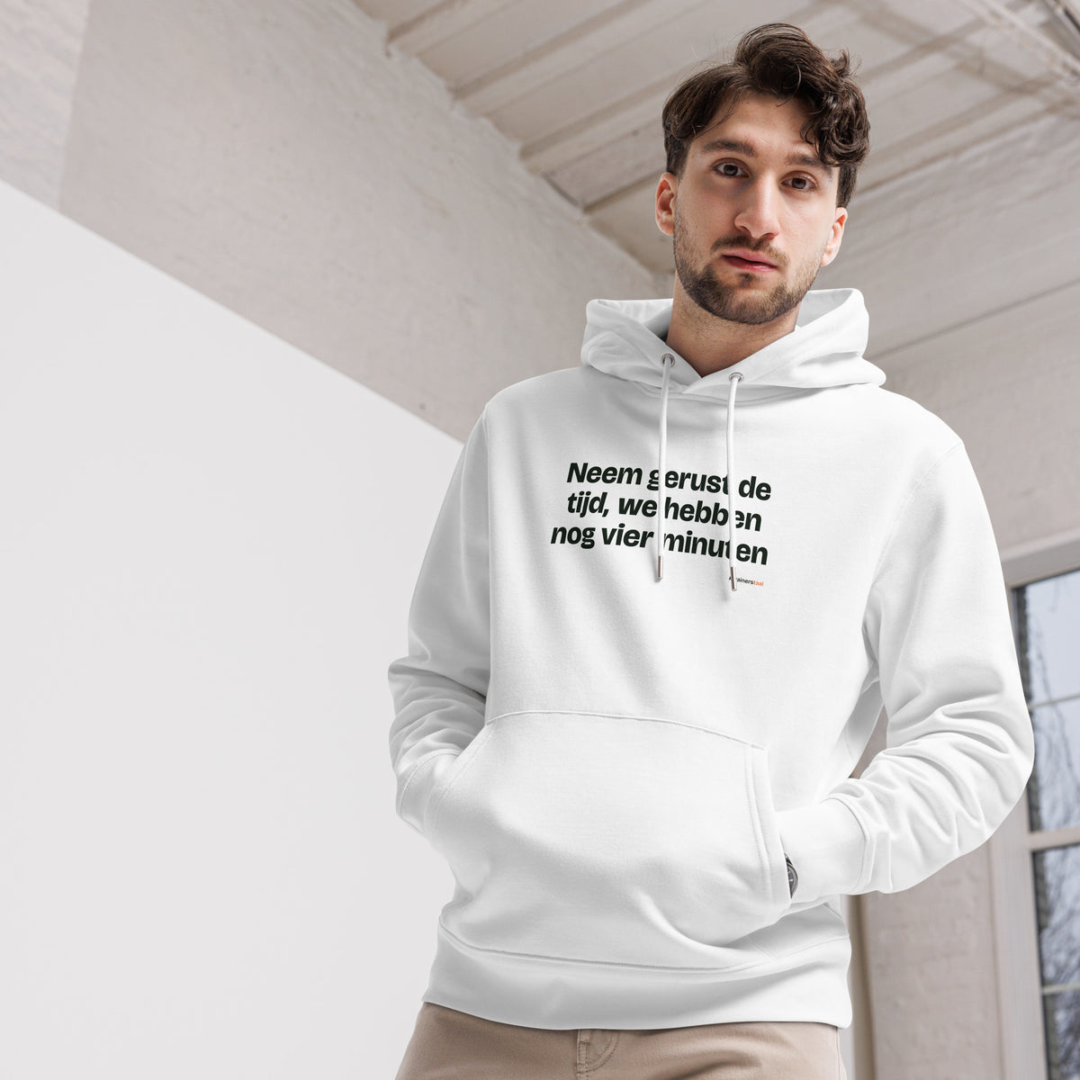 Neem gerust de tijd, we hebben nog vier minuten – hoodie wit, gedragen door een man