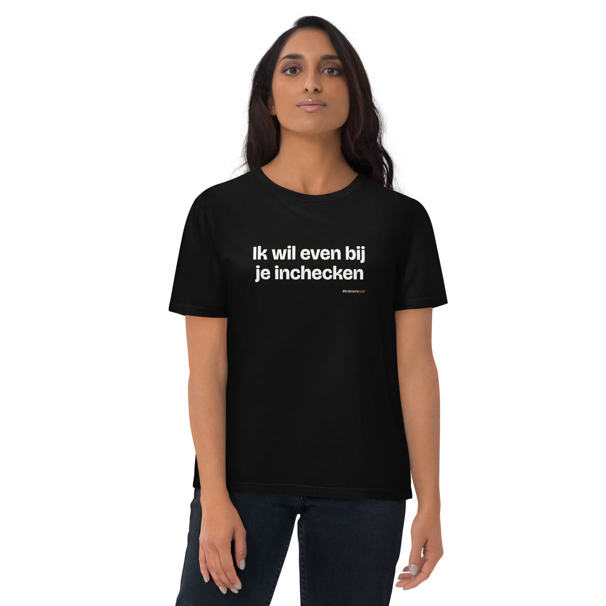 Ik wil even bij je inchecken – t-shirt zwart, gedragen door een vrouw