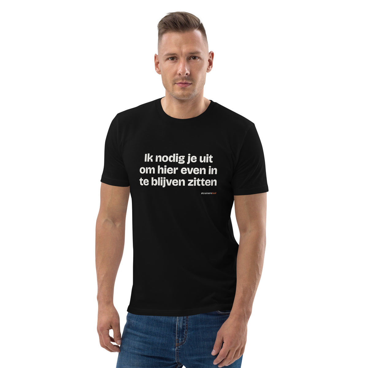 Ik nodig je uit om hier even in te blijven zitten – t-shirt zwart, gedragen door een man