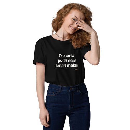 Ga eerst jezelf eens smart maken – t-shirt zwart, gedragen door een vrouw