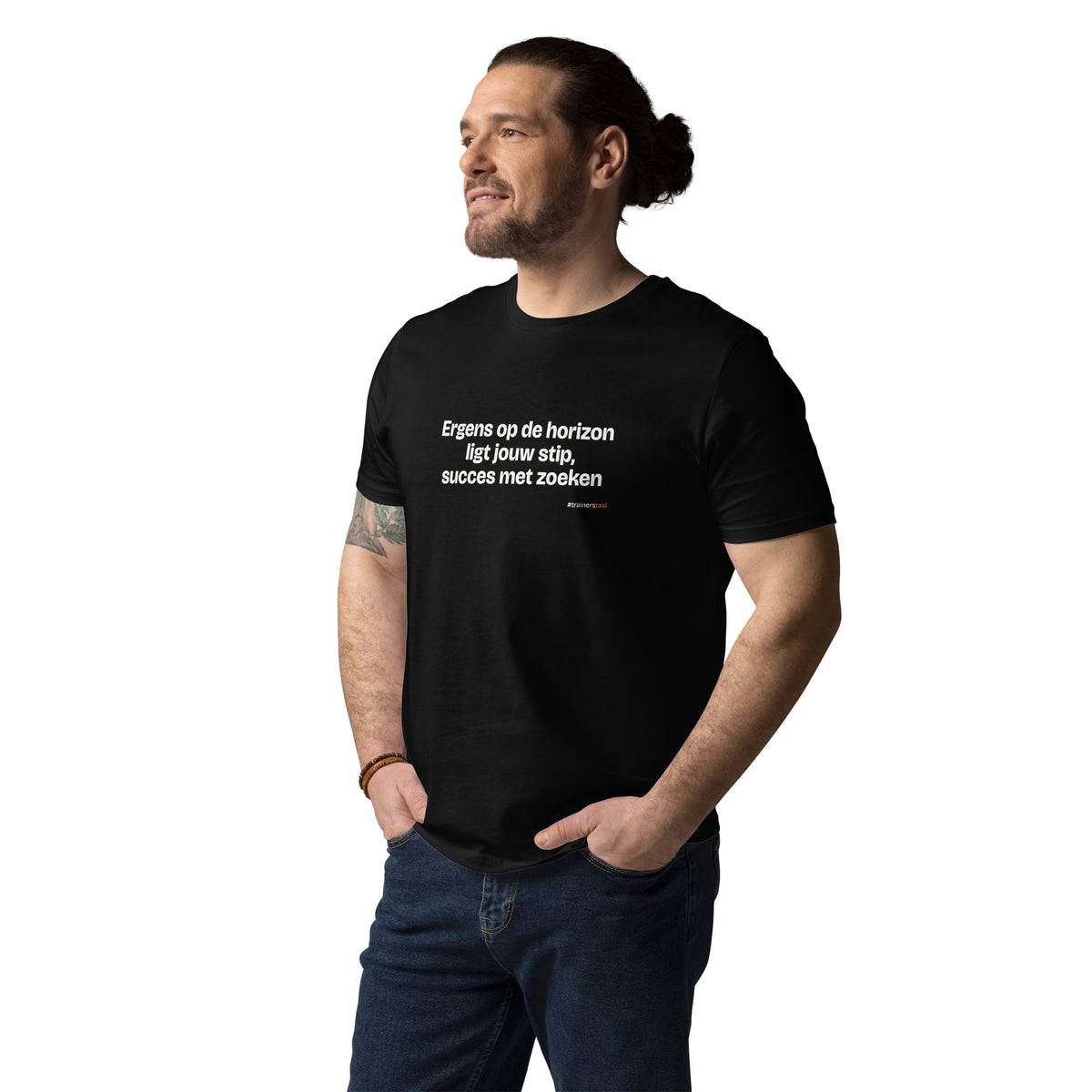 Ergens op de horizon ligt jouw stip, succes met zoeken – t-shirt zwart, gedragen door een man