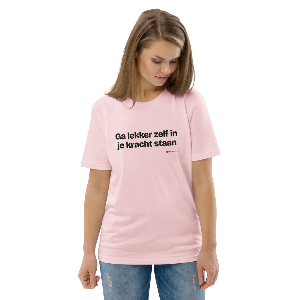 Ga lekker zelf in je kracht staan – t-shirt roze, gedragen door een vrouw