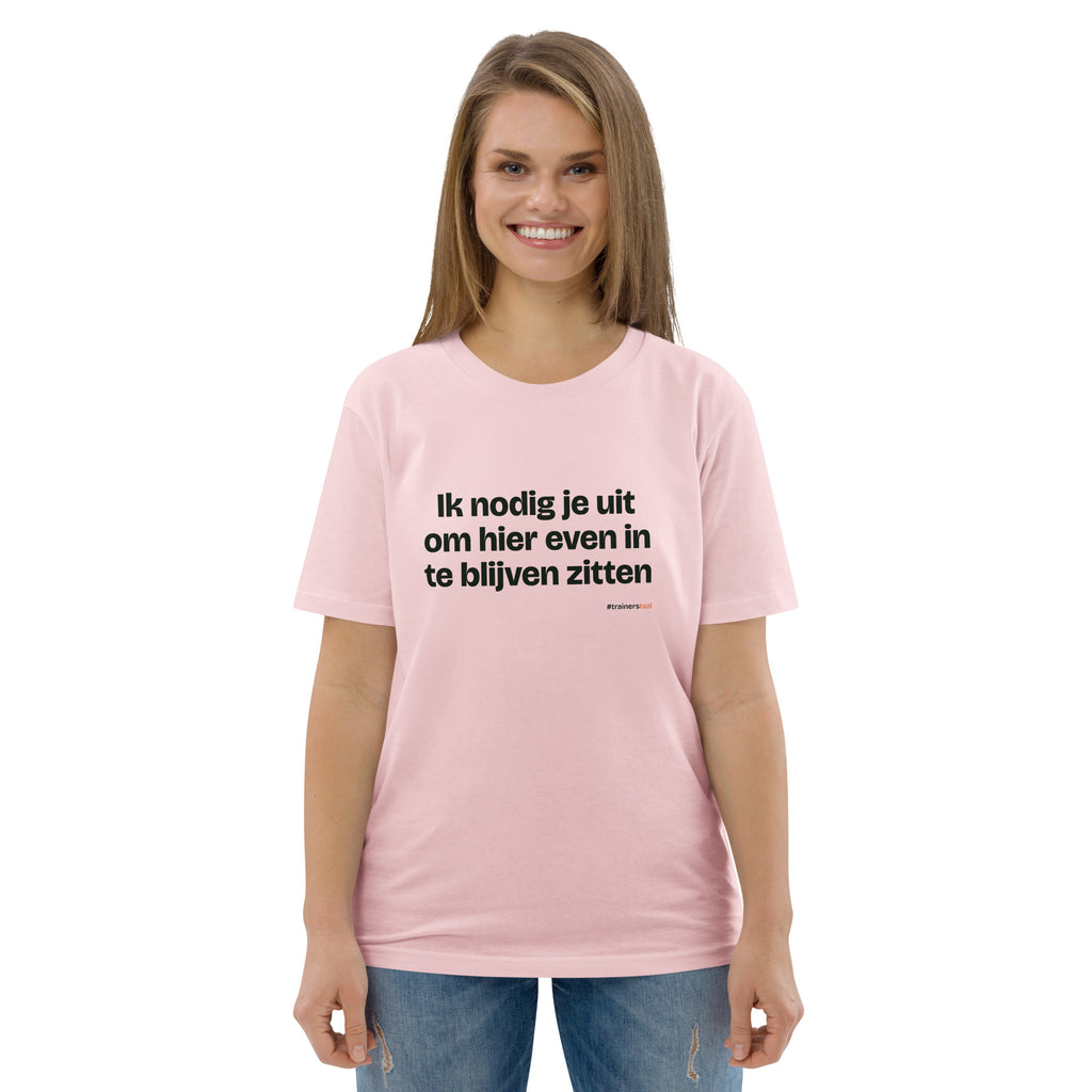 Ik nodig je uit om hier even in te blijven zitten – t-shirt roze, gedragen door een vrouw
