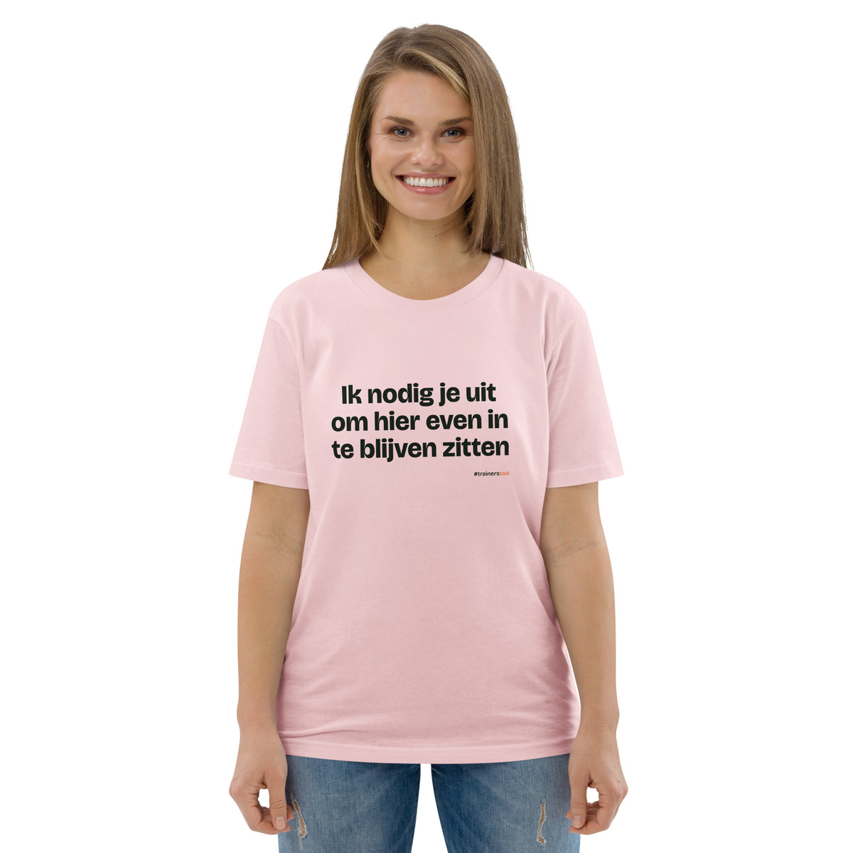 Ik nodig je uit om hier even in te blijven zitten – t-shirt roze, gedragen door een vrouw