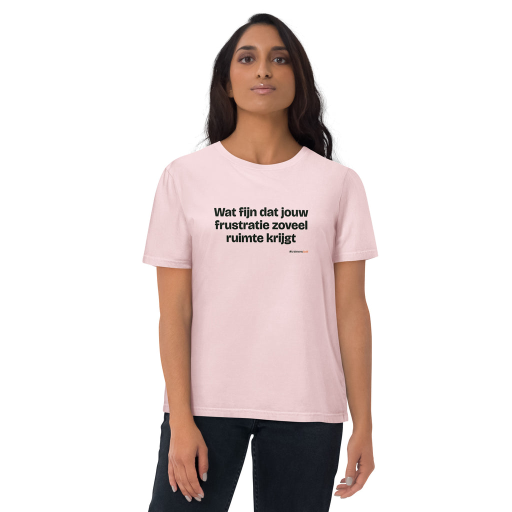 Wat fijn dat jouw frustratie zoveel ruimte krijgt – t-shirt roze, gedragen door een vrouw