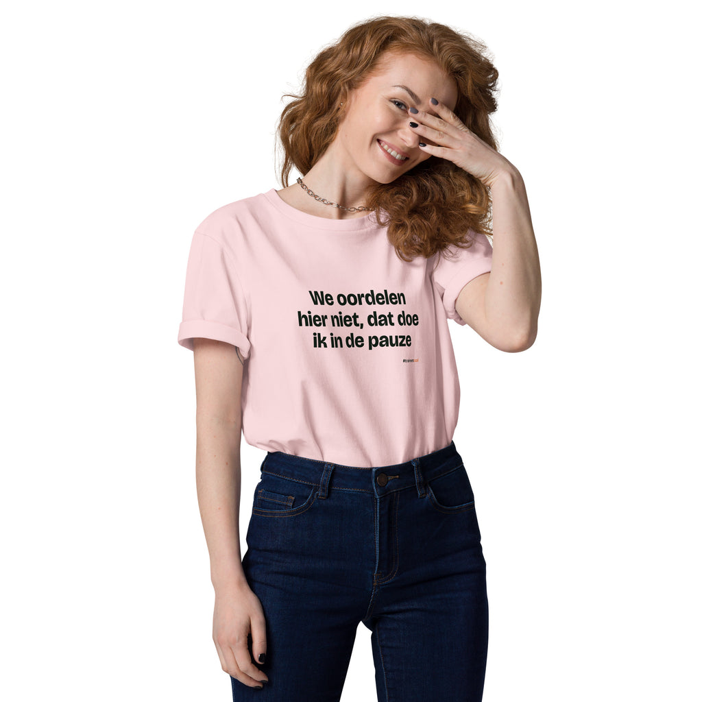We oordelen hier niet, dat doe ik in de pauze – t-shirt roze, gedragen door een vrouw