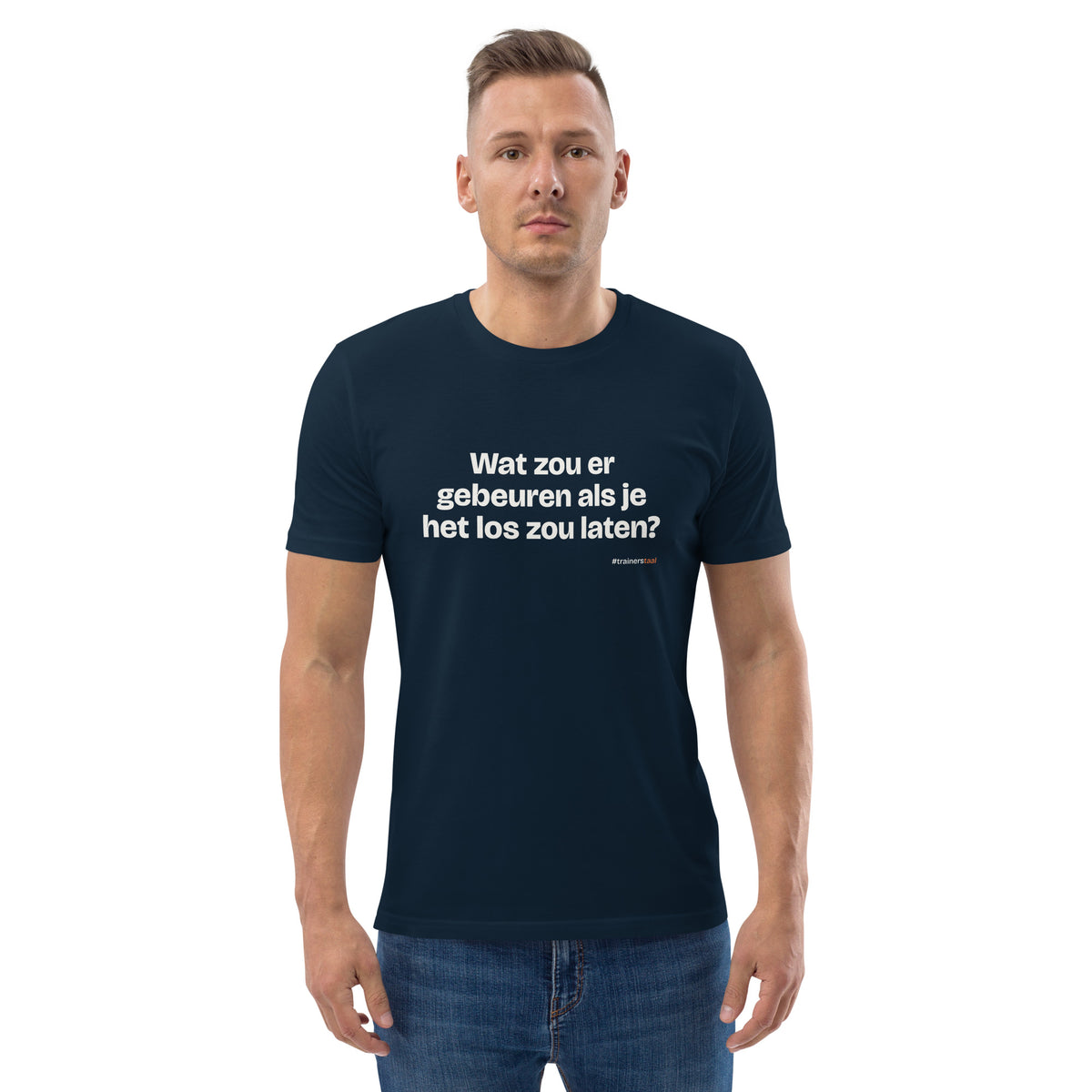 Wat zou er gebeuren als je het los zou laten? – t-shirt navy, gedragen door een man