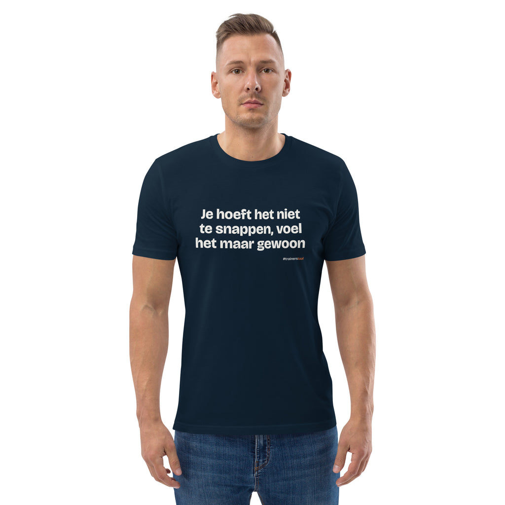 Je hoeft het niet te snappen, voel het maar gewoon – t-shirt navy, gedragen door een man