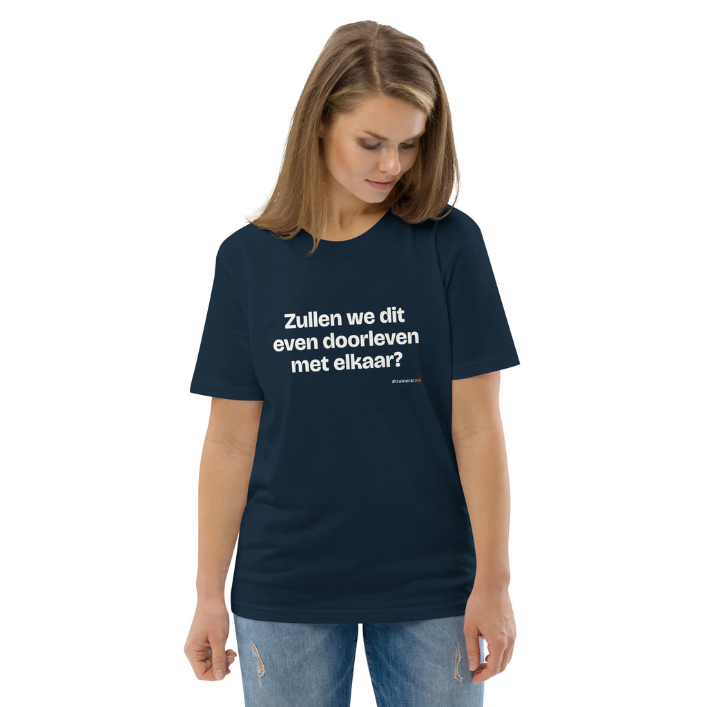 Zullen we dit even doorleven met elkaar? – t-shirt navy, gedragen door een vrouw