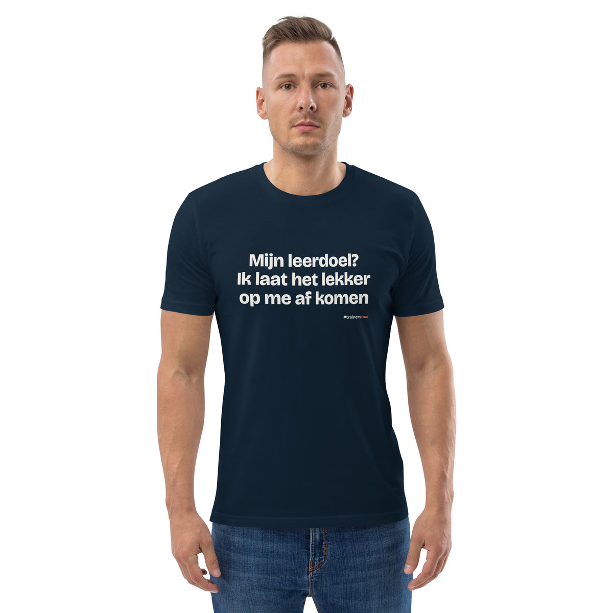 Mijn leerdoel? Ik laat het lekker op me af komen – t-shirt navy, gedragen door een man