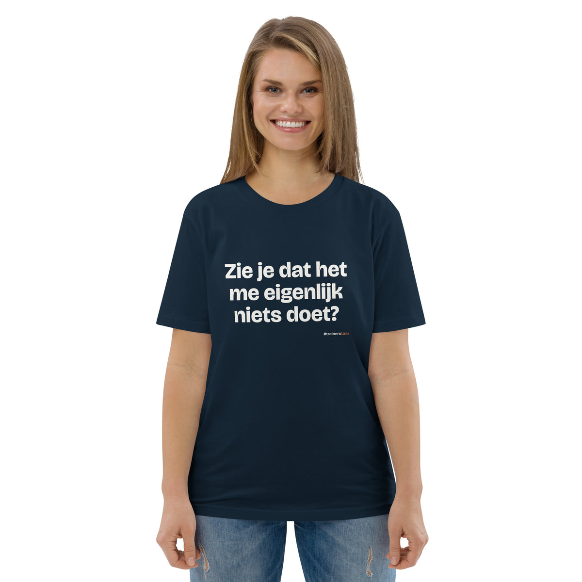 Zie je dat het me eigenlijk niets doet? – t-shirt navy, gedragen door een vrouw