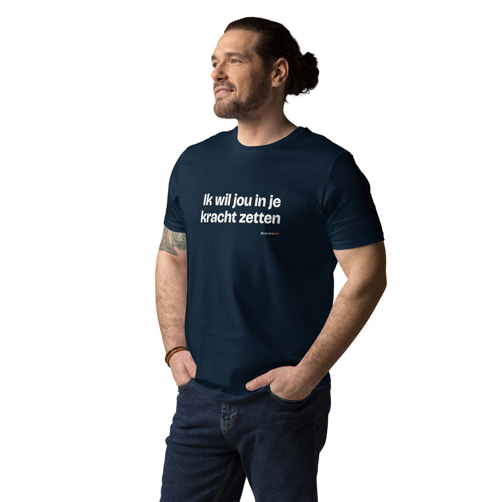 Ik wil jou in je kracht zetten – t-shirt navy, gedragen door een man