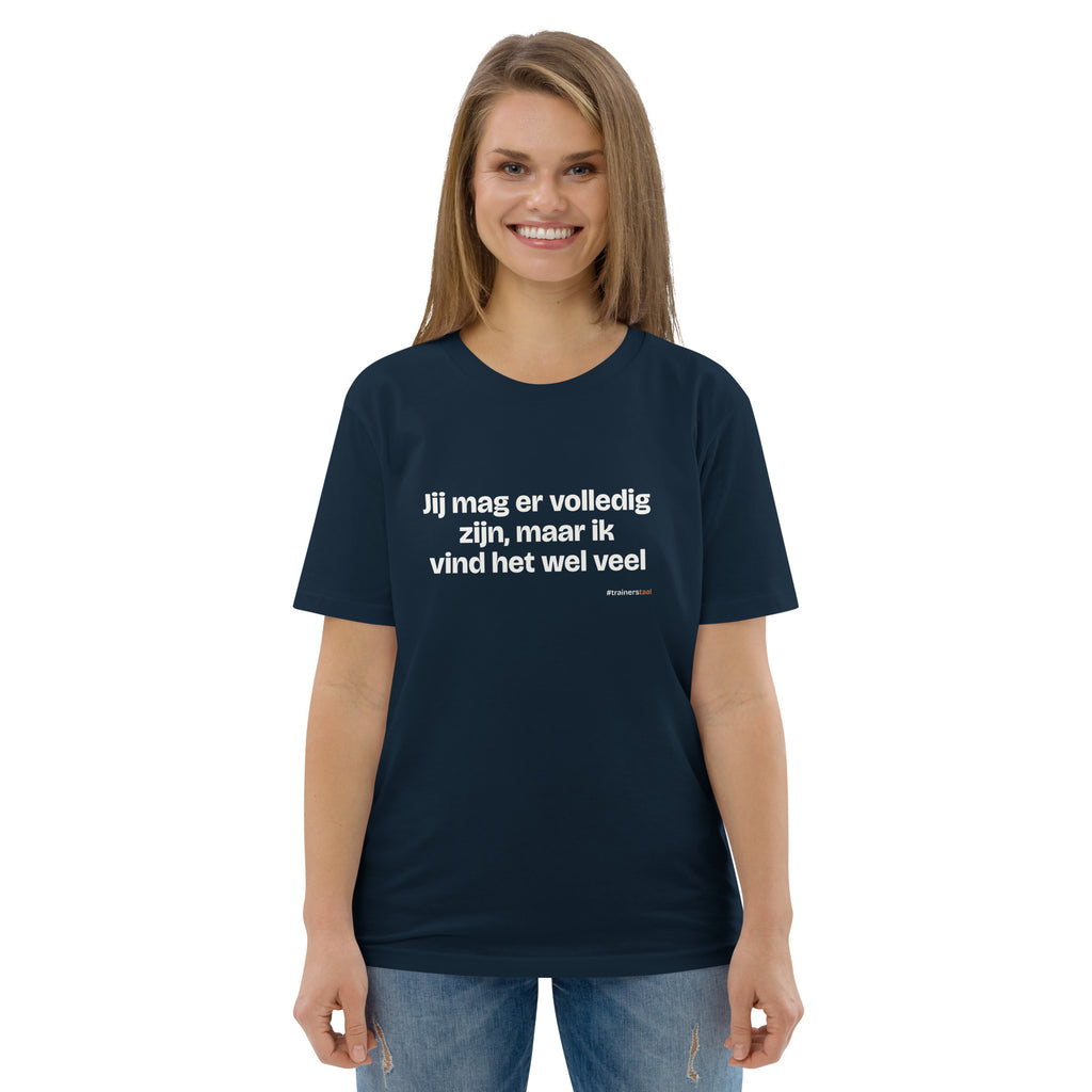 Jij mag er volledig zijn, maar ik vind het wel veel – t-shirt navy, gedragen door een vrouw