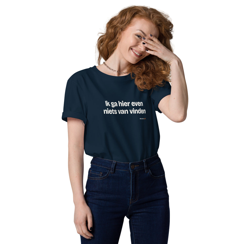 Ik ga hier even niets van vinden – t-shirt navy, gedragen door een vrouw