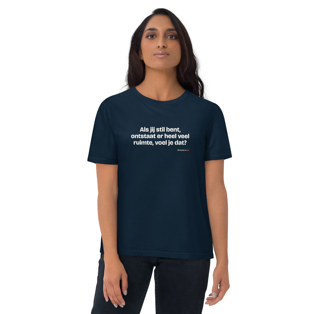 Als jij stil bent, ontstaat er heel veel ruimte, voel je dat? – t-shirt navy, gedragen door een vrouw