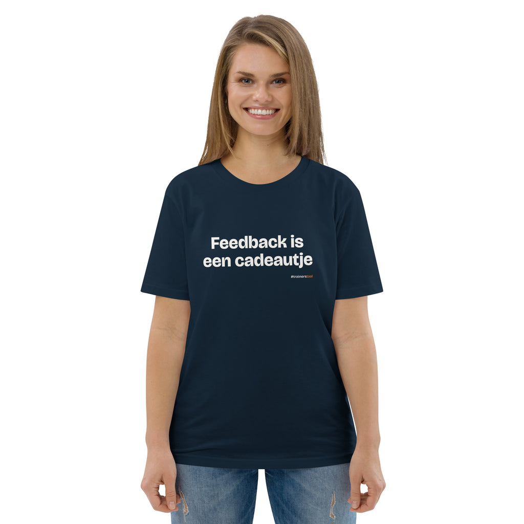 Feedback is een cadeautje – t-shirt navy, gedragen door een vrouw