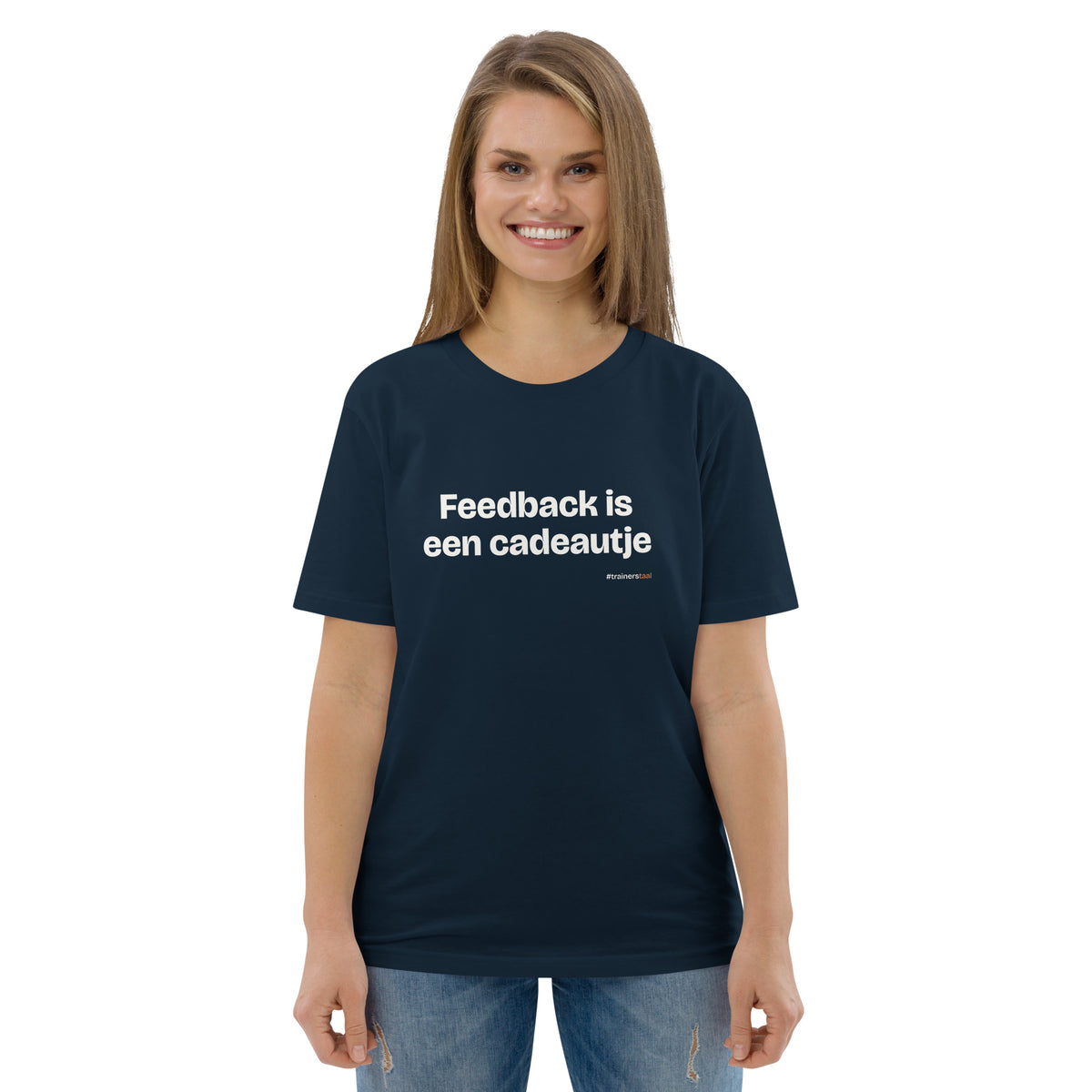 Feedback is een cadeautje – t-shirt navy, gedragen door een vrouw