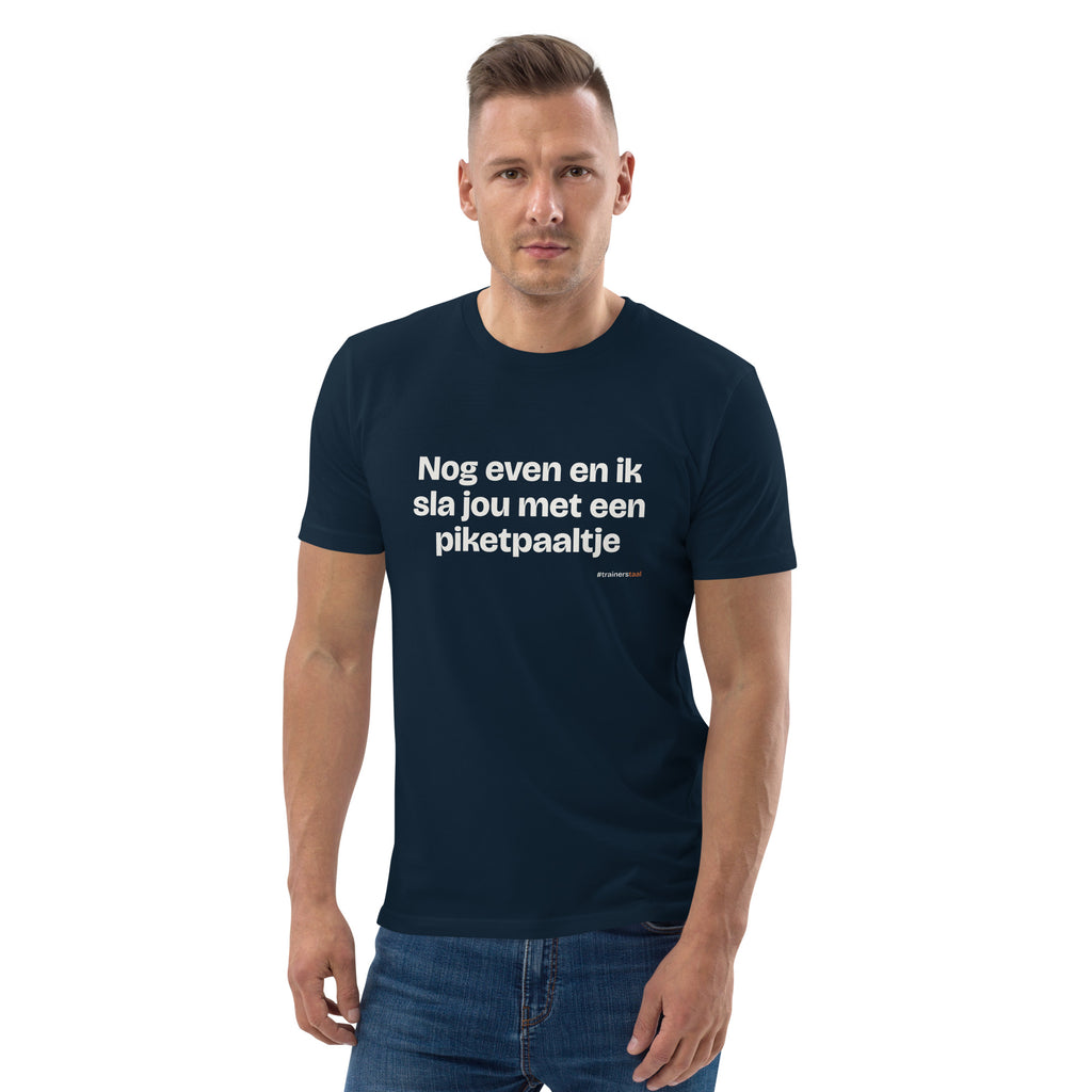 Nog even en ik sla jou met een piketpaaltje – t-shirt navy, gedragen door een man
