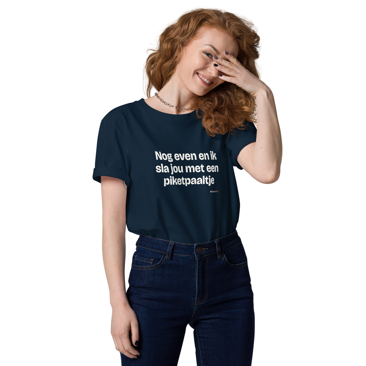 Nog even en ik sla jou met een piketpaaltje – t-shirt navy, gedragen door een vrouw