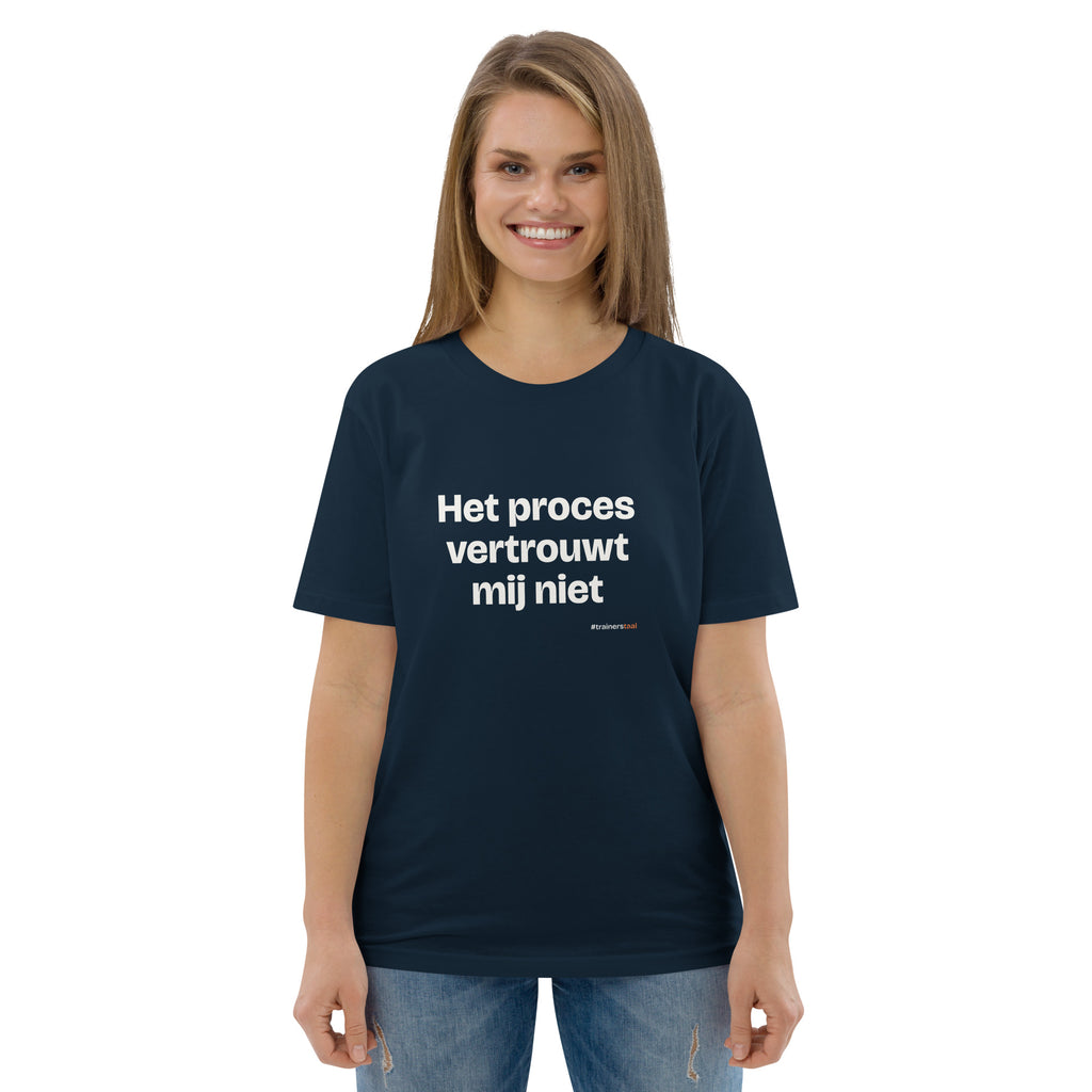 Het proces vertrouwt mij niet – t-shirt navy, gedragen door een vrouw