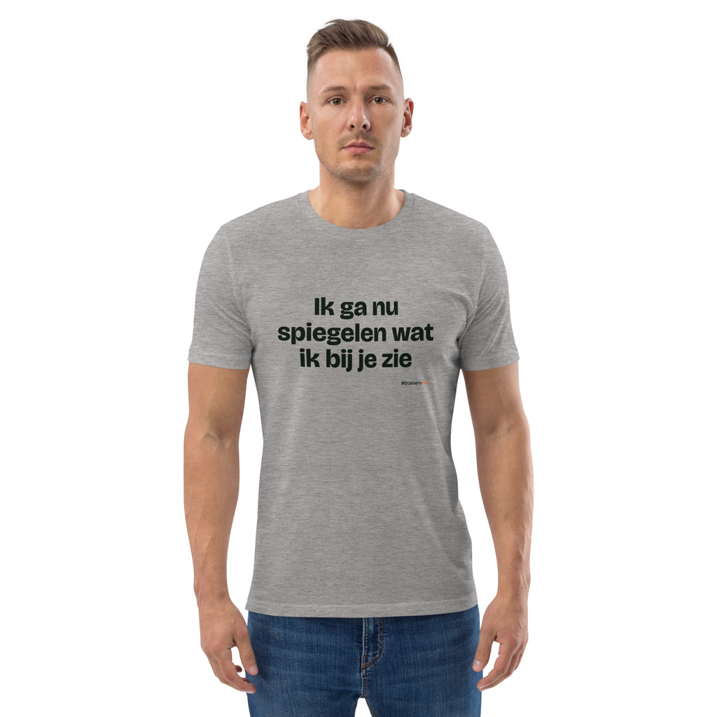 Ik ga nu spiegelen wat ik bij je zie – t-shirt grijs gemêleerd, gedragen door een man