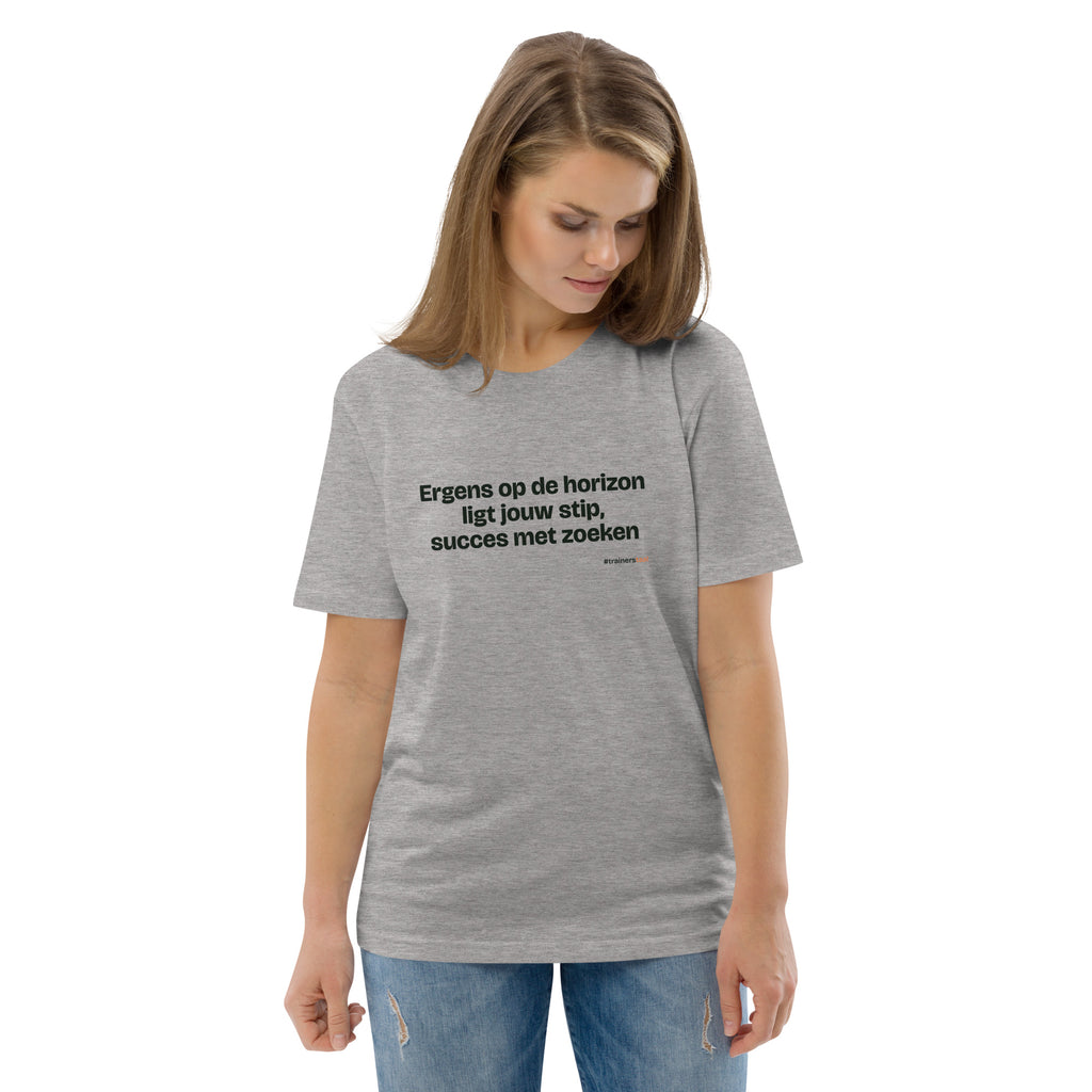 Ergens op de horizon ligt jouw stip, succes met zoeken – t-shirt grijs gemêleerd, gedragen door een vrouw