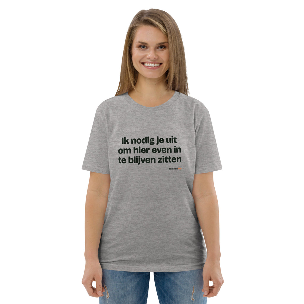 Ik nodig je uit om hier even in te blijven zitten – t-shirt grijs gemêleerd, gedragen door een vrouw