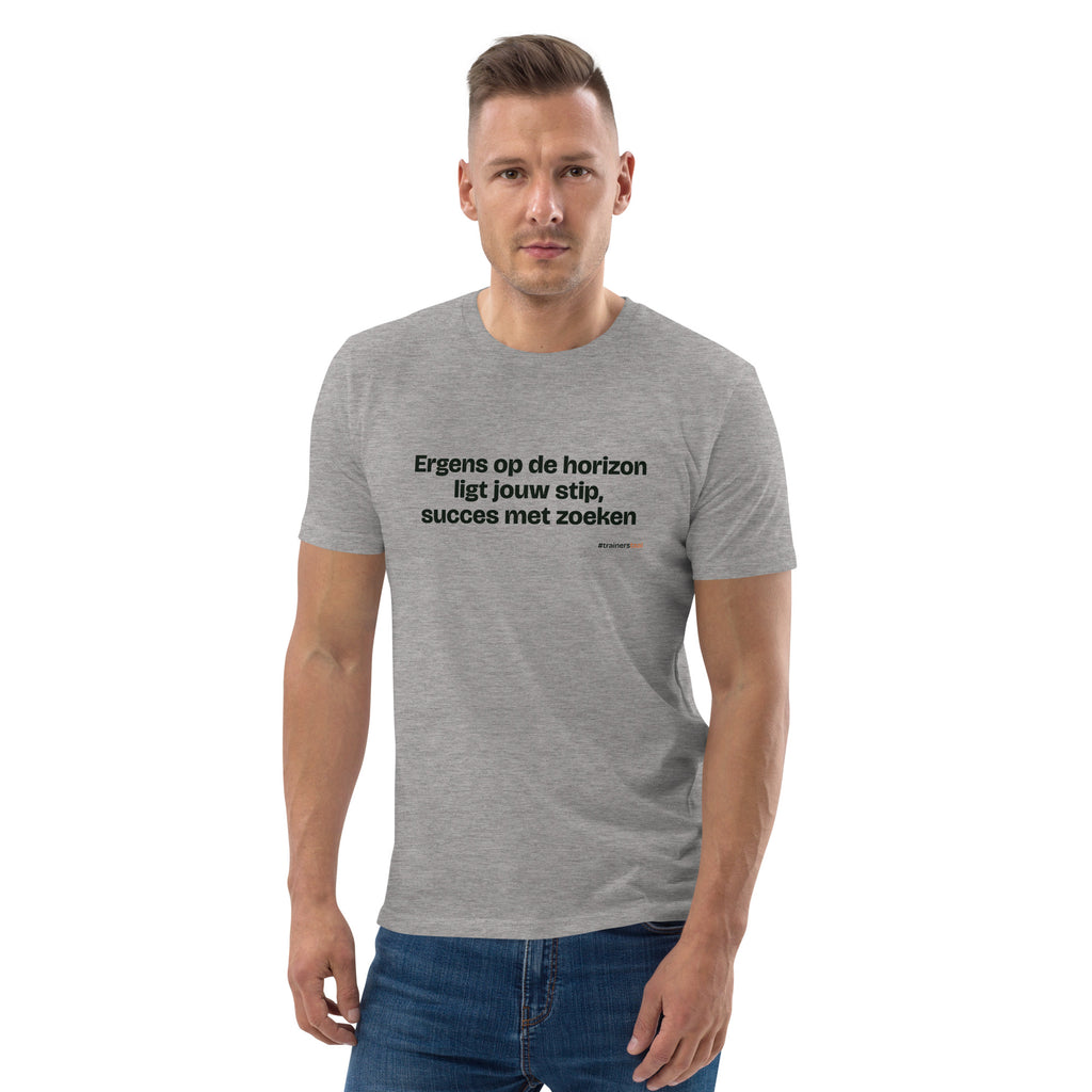 Ergens op de horizon ligt jouw stip, succes met zoeken – t-shirt grijs gemêleerd, gedragen door een man