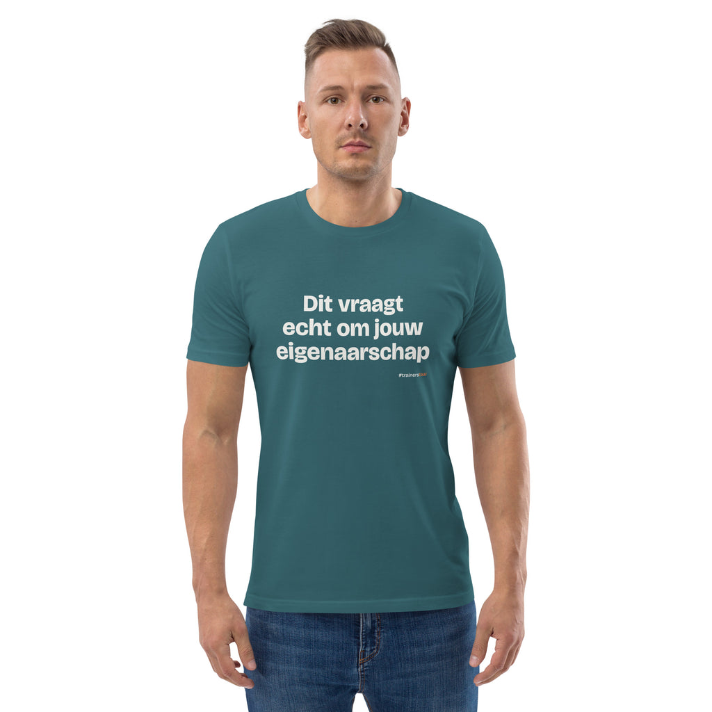 Dit vraagt echt om jouw eigenaarschap – t-shirt petrol, gedragen door een man
