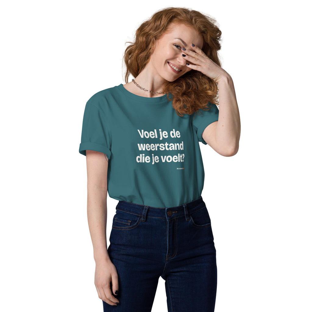 Voel je de weerstand die je voelt? – t-shirt petrol, gedragen door een vrouw