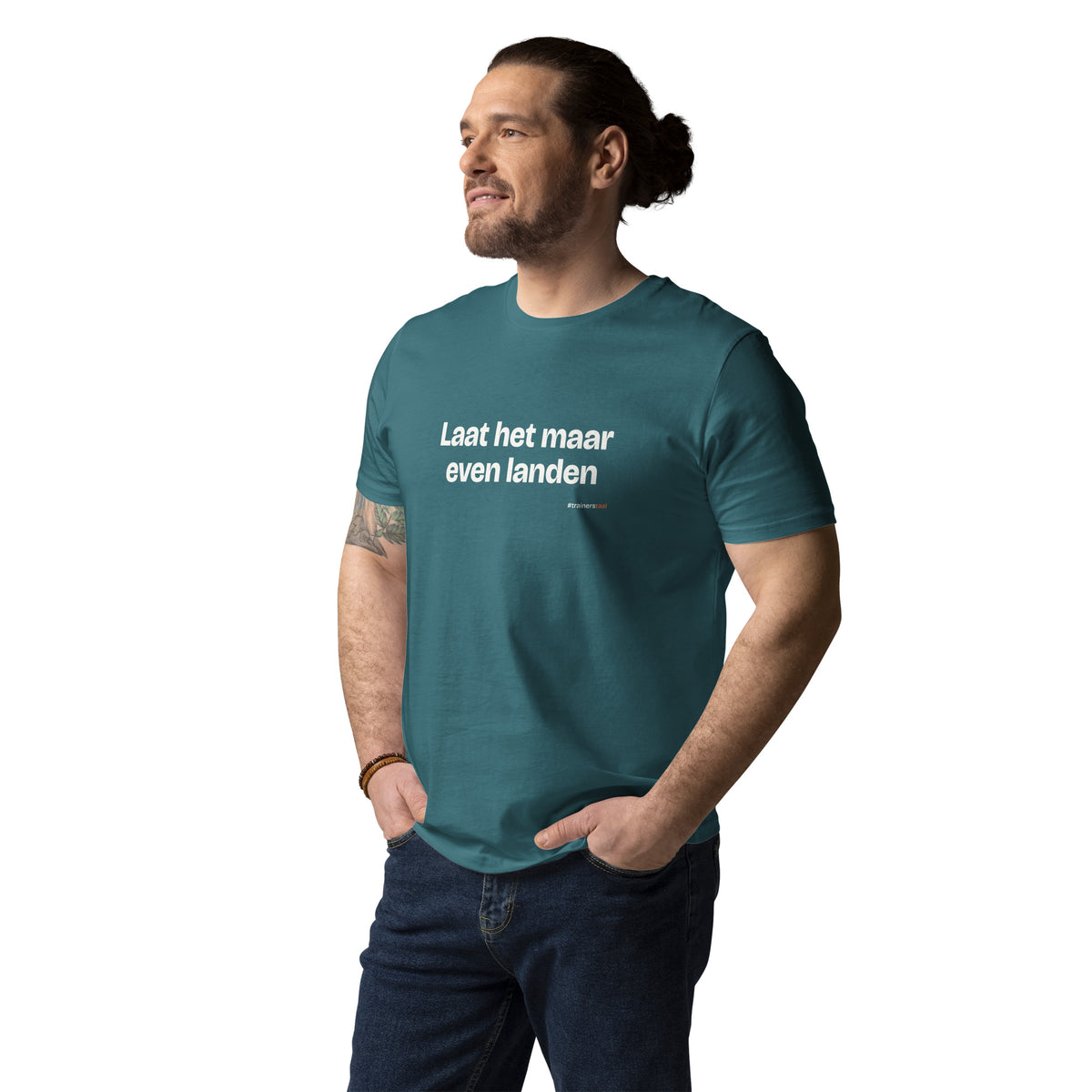 Laat het maar even landen – t-shirt petrol, gedragen door een man