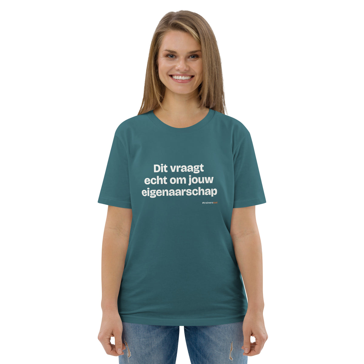 Dit vraagt echt om jouw eigenaarschap – t-shirt petrol, gedragen door een vrouw