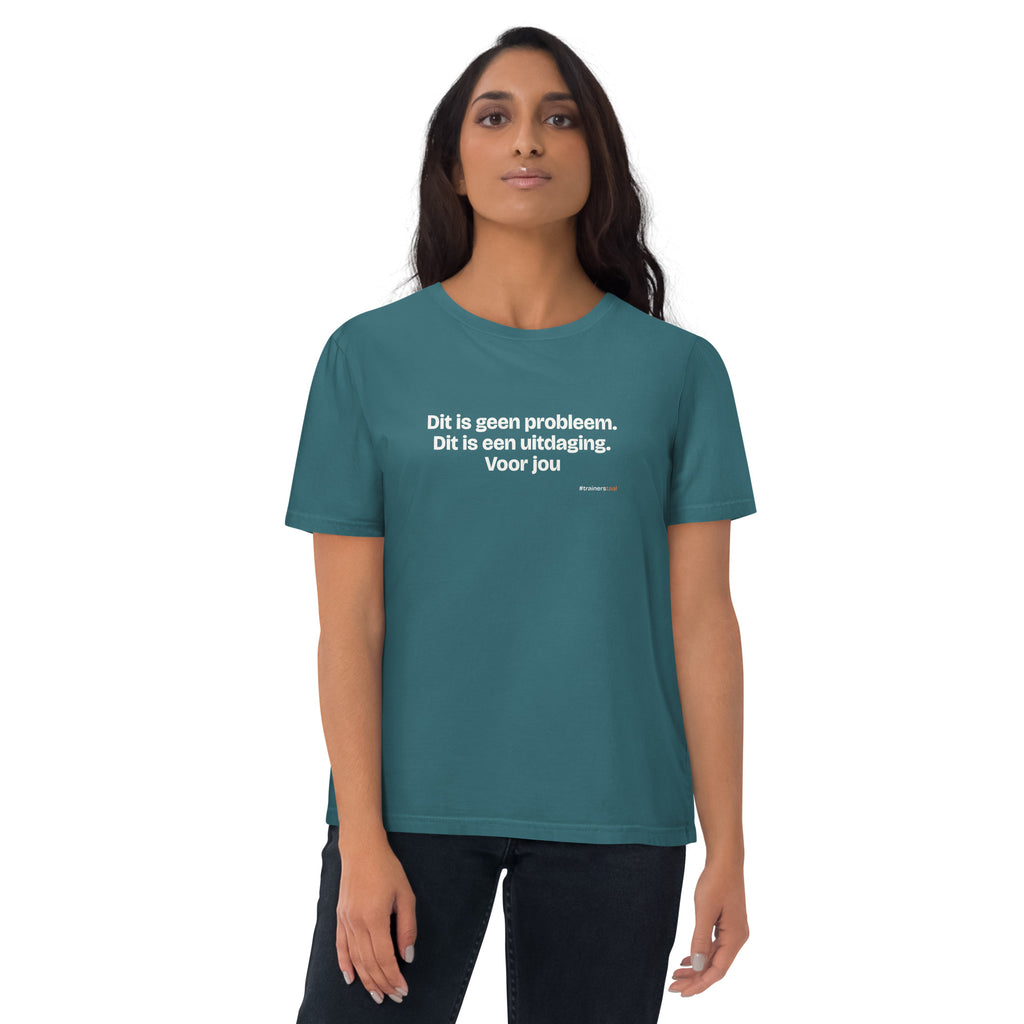 Dit is geen probleem. Dit is een uitdaging. Voor jou – t-shirt petrol, gedragen door een vrouw