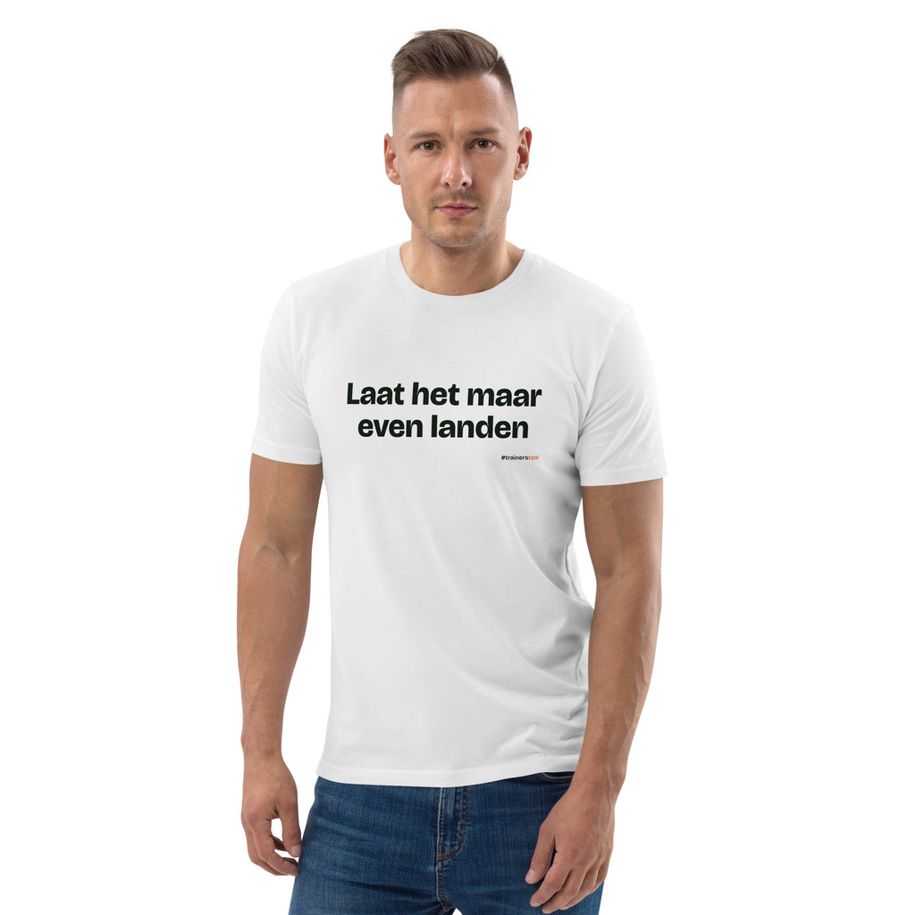 Laat het maar even landen – t-shirt wit, gedragen door een man