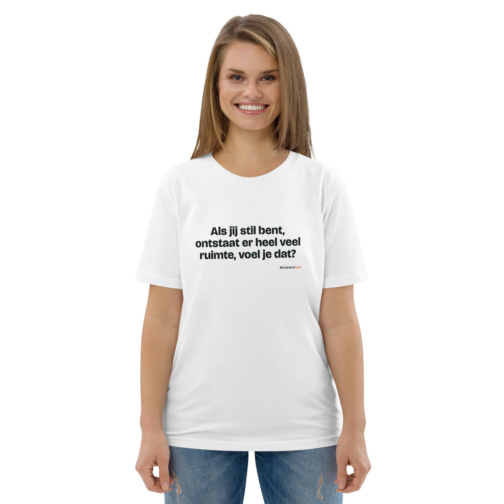 Als jij stil bent, ontstaat er heel veel ruimte, voel je dat? – t-shirt wit, gedragen door een vrouw