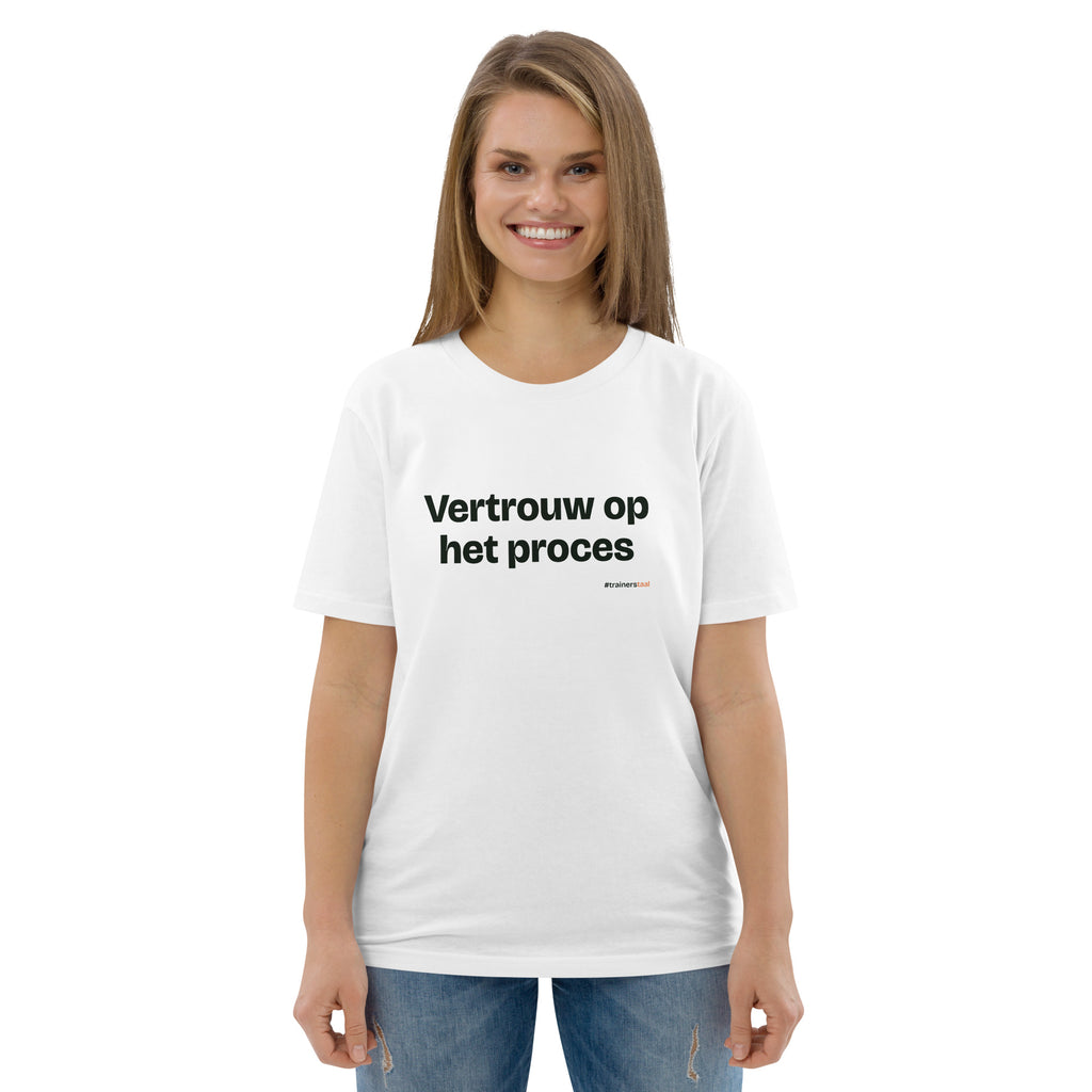 Vertrouw op het proces – t-shirt wit, gedragen door een vrouw