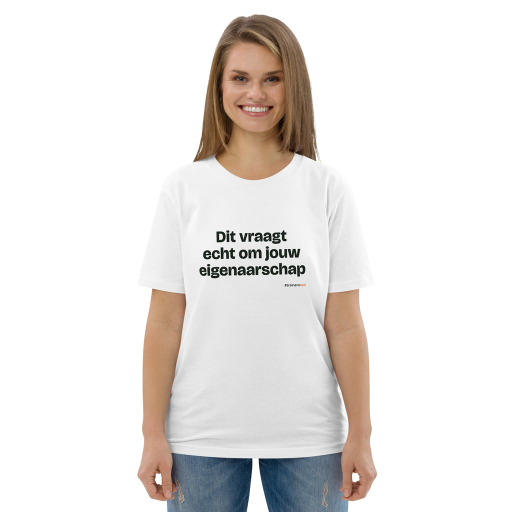 Dit vraagt echt om jouw eigenaarschap – t-shirt wit, gedragen door een vrouw