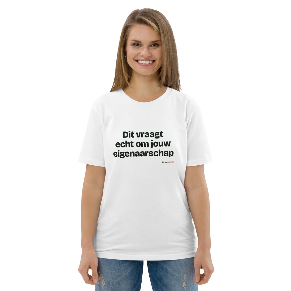 Dit vraagt echt om jouw eigenaarschap – t-shirt wit, gedragen door een vrouw