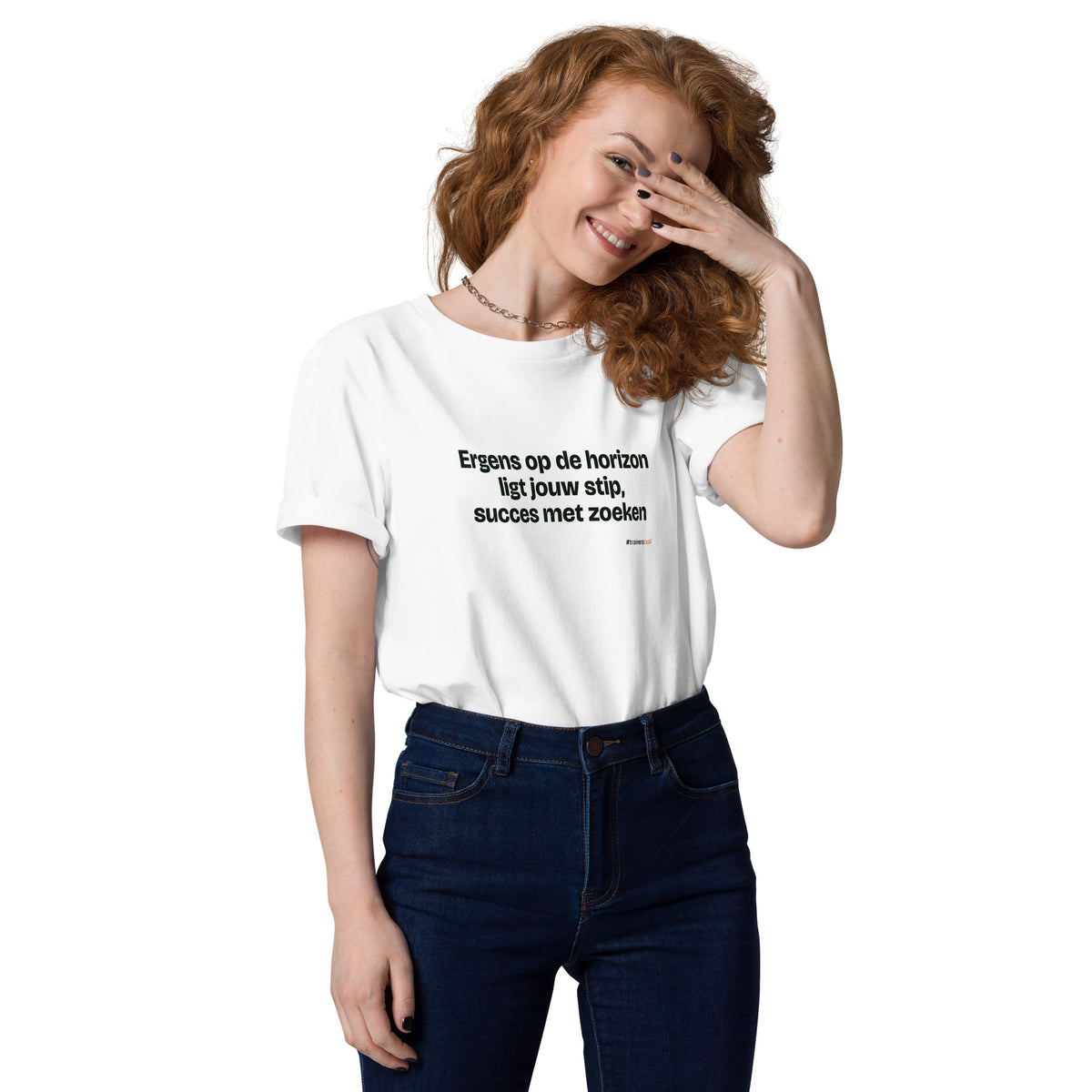 Ergens op de horizon ligt jouw stip, succes met zoeken – t-shirt wit, gedragen door een vrouw