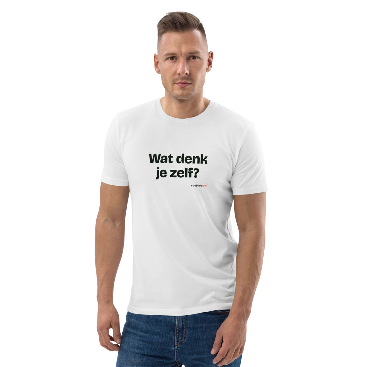 Wat denk je zelf? – t-shirt wit, gedragen door een man