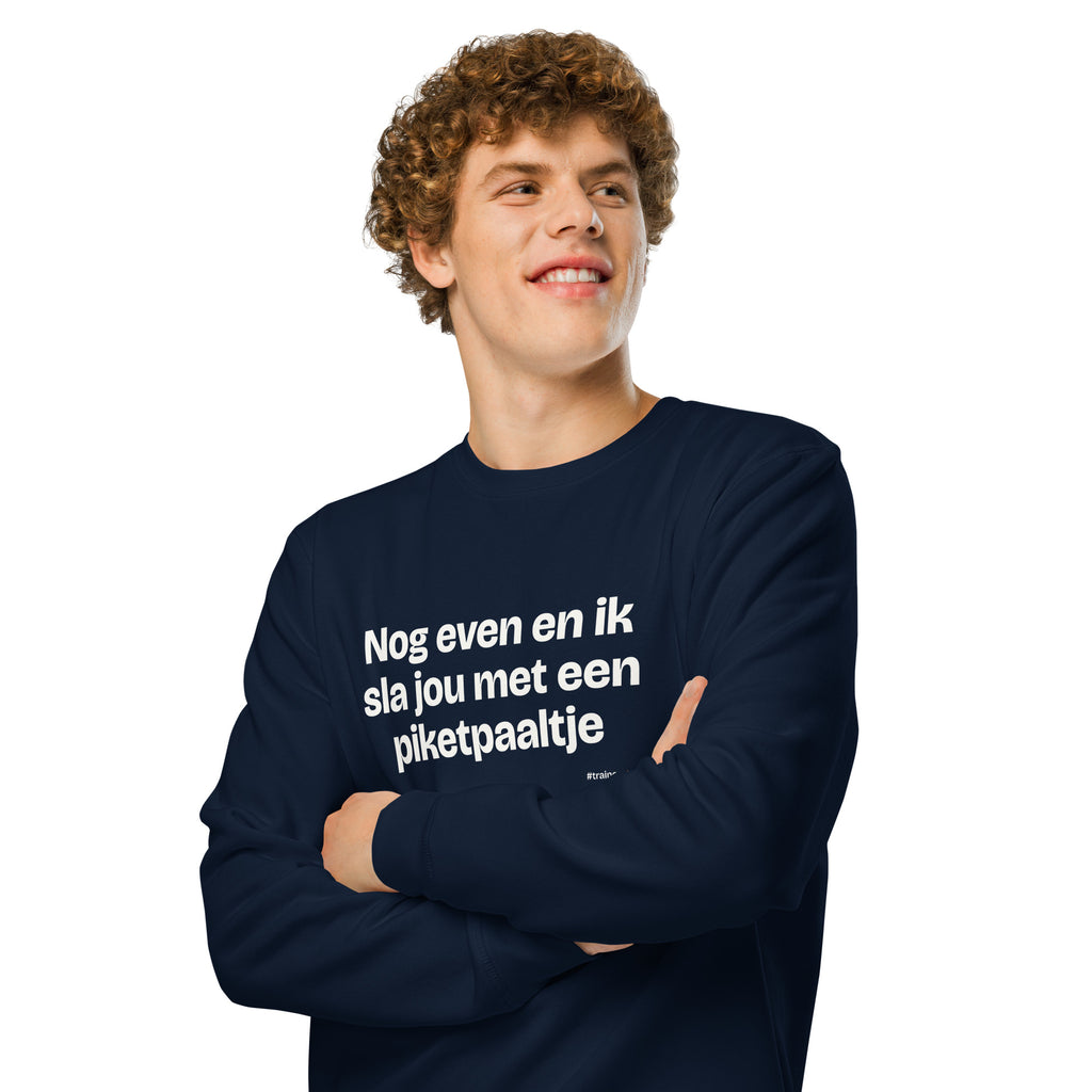 Nog even en ik sla jou met een piketpaaltje – sweater navy, gedragen door een man