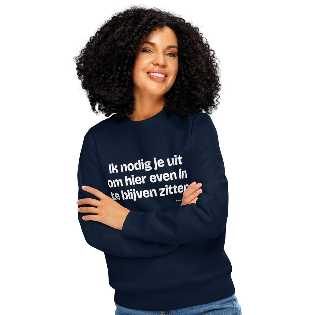 Ik nodig je uit om hier even in te blijven zitten – sweater navy, gedragen door een vrouw