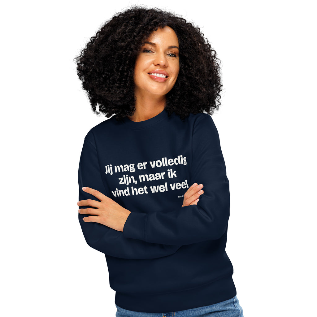 Jij mag er volledig zijn, maar ik vind het wel veel – sweater navy, gedragen door een vrouw