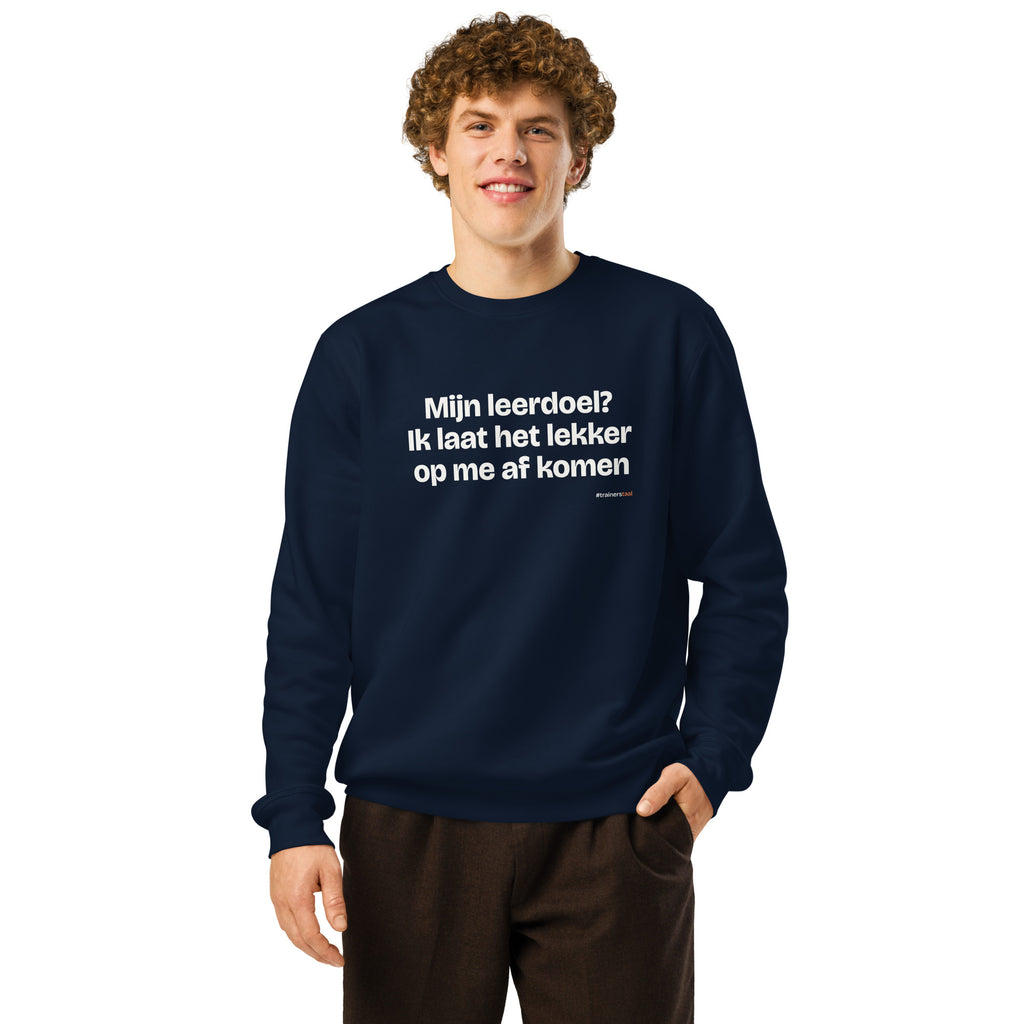 Mijn leerdoel? Ik laat het lekker op me af komen – sweater navy, gedragen door een man