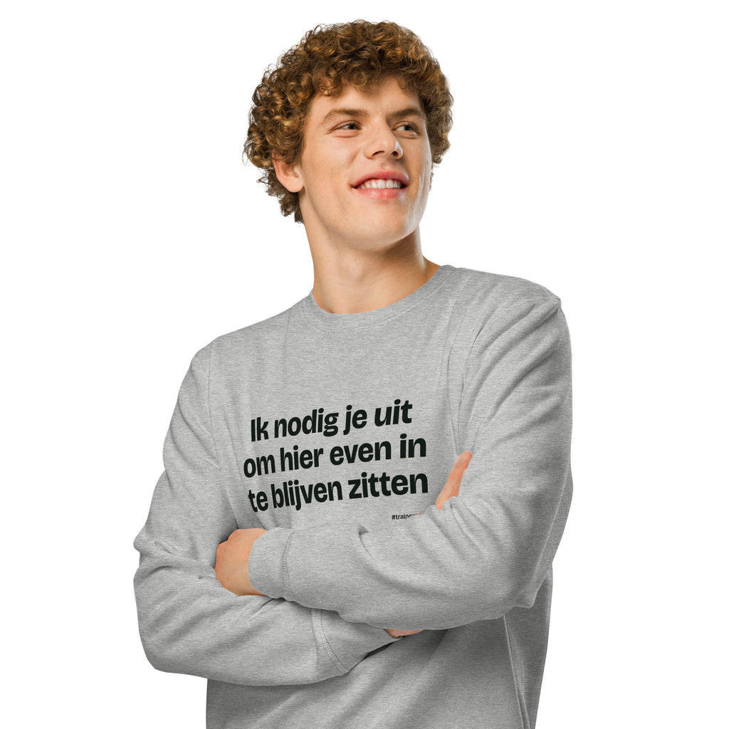 Ik nodig je uit om hier even in te blijven zitten – sweater grijs gemêleerd, gedragen door een man