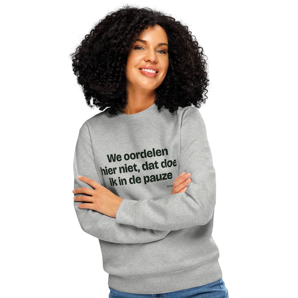 We oordelen hier niet, dat doe ik in de pauze – sweater grijs gemêleerd, gedragen door een vrouw